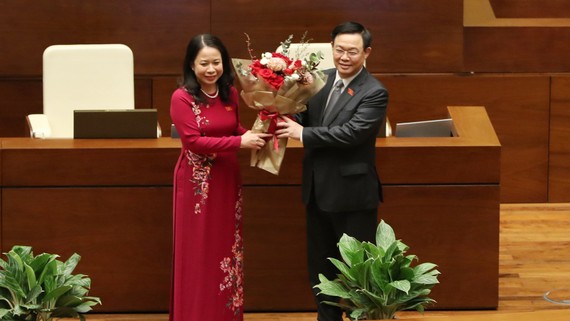 Chủ tịch Quốc hội Vương Đình Huệ tặng hoa Phó Chủ tịch nước Võ Thị Ánh Xuân. Ảnh: VIẾT CHUNG