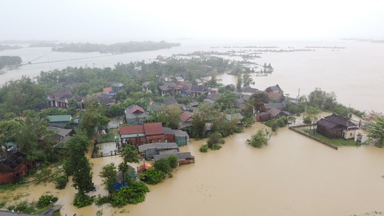 Nhiều khu vực dân cư cùng hàng nghìn hecta lúa thuộc huyện Hải Lăng (tỉnh Quảng Trị) ngập sâu trong nước lũ