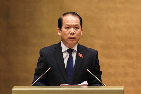 Chủ nhiệm Ủy ban Pháp luật của Quốc hội Hoàng Thanh Tùng trình bày báo cáo thẩm tra. ẢNH: VIẾT CHUNG 
