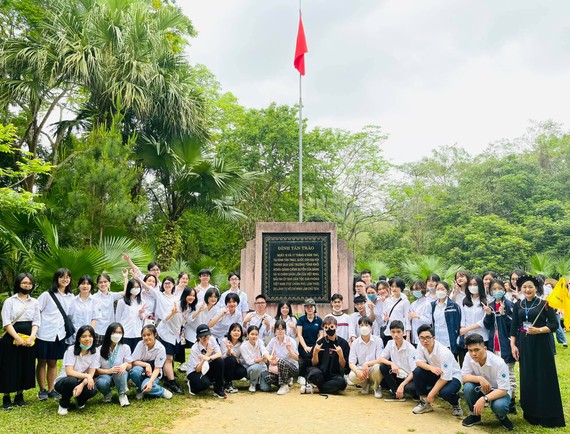 Học sinh trường THPT chuyên ngữ (ĐHQG Hà Nội) học lịch sử tại Tuyên Quang
