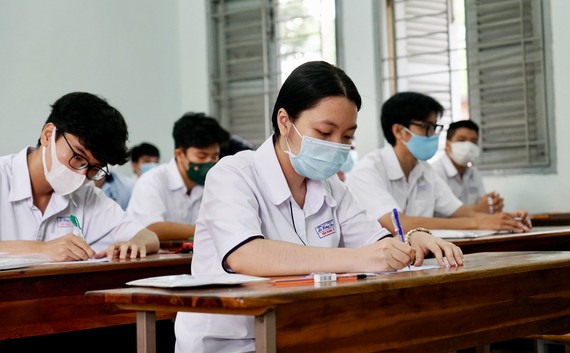 Thí sinh điền thông tin trước giờ làm bài thi Ngữ văn tại điểm thi Lê Hồng Phong, quận 5, TPHCM, sáng 7-7-2022. Ảnh: HOÀNG HÙNG 