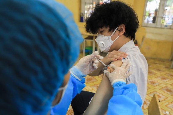 Tiêm vaccine ngừa Covid-19 cho học sinh từ 15-17 tuổi tại Trường THPT Quang Trung, Hà Nội. Ảnh: QUANG PHÚC