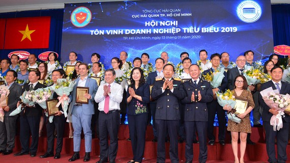 Chủ tịch UBND TPHCM Nguyễn Thành Phong cám ơn lãnh sự các nước và các doanh nghiệp tiêu biểu. Ảnh: VIỆT DŨNG