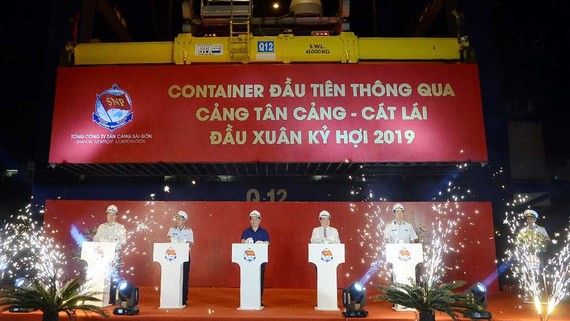Bộ trưởng Bộ Giao thông - Vận tải Nguyễn Văn Thể và Chủ tịch UBND TPHCM Nguyễn Thành Phong phát lệnh làm hàng đầu xuân 2019 tại cảng Tân Cảng - Cát Lái