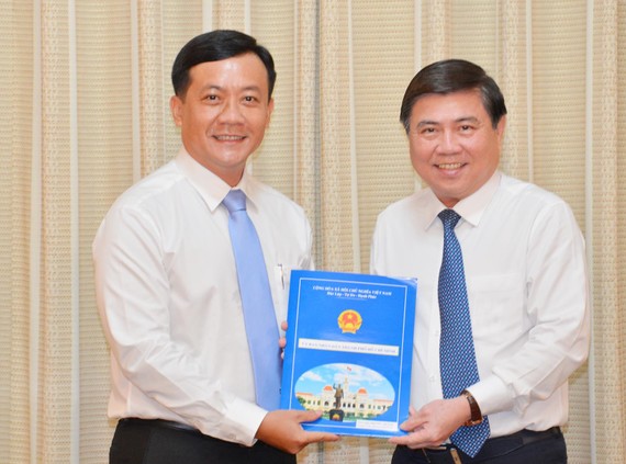 Đồng chí Hà Phước Thắng nhận quyết định Chánh văn phòng UBND TPHCM. Ảnh: VIỆT DŨNG
