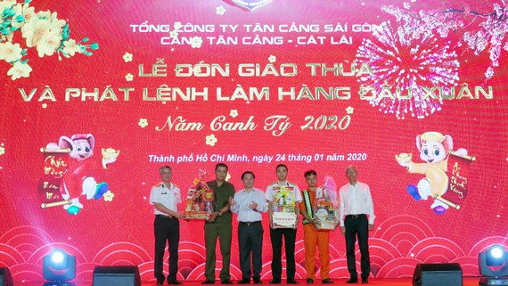 Bộ trưởng Bộ Giao thông vận tải Nguyễn Văn Thể và Phó Chủ tịch UBND TP Võ Văn Hoan tặng quà cho các đơn vị trong buổi làm hàng đầu năm