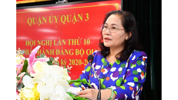 Đồng chí Nguyễn Thị Lệ phát biểu tại Hội nghị Ban Chấp hành Đảng bộ quận 3. Ảnh: VIỆT DŨNG