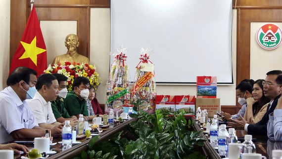 Phó Chủ tịch UBND TPHCM Dương Anh Đức trao đổi với Chủ tịch UBND tỉnh Đắk Nông Hồ Văn Mười vào chiều 13-1