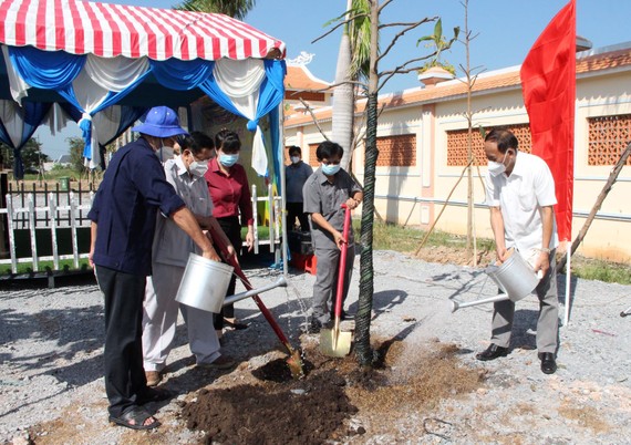 Đại tá Trần Thế Tuyển cùng lãnh đạo chính quyền địa phương, Hiệp Hội công viên cây xanh Việt Nam trồng những cây xanh đầu tiên