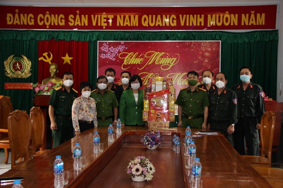 Đồng chí Văn Thị Bạch Tuyết trao quà tết cho cán bộ, chiến sĩ Trung đoàn Cảnh sát cơ động Đông Nam TPHCM