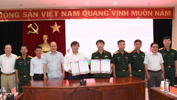 Tổng Biên tập Báo SGGP Tăng Hữu Phong và Thiếu tướng Nguyễn Văn Hiệu ký kết văn bản phối hợp tuyên truyền. Ảnh: TRẦN YÊN