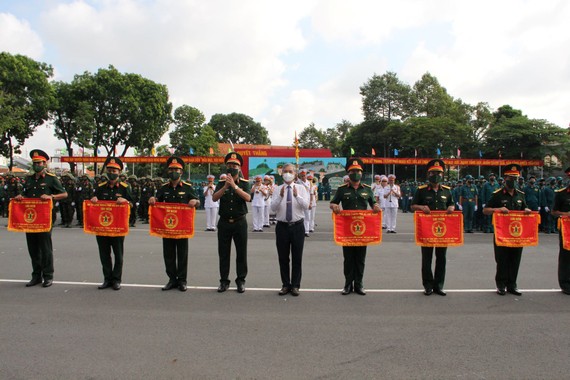 Trung tướng Nguyễn Văn Nam, Tư lệnh Bộ Tư lệnh TPHCM và Phó Chủ tịch UBNDTPHCM Ngô Minh Châu trao cờ lưu niệm cho các đơn vị tham dự hội thao