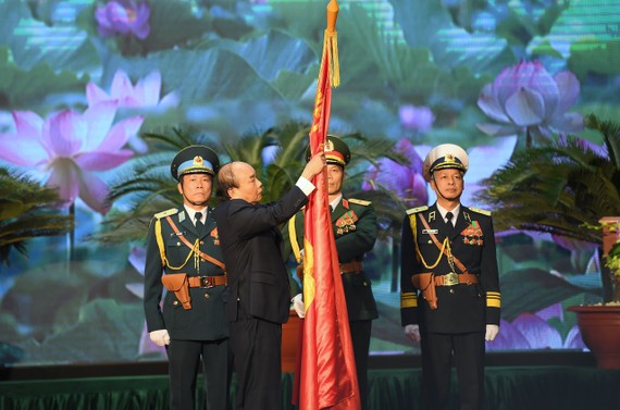 Thay mặt lãnh đạo Đảng, Nhà nước, Thủ tướng Chính phủ Nguyễn Xuân Phúc đã trao Huân chương Quân công hạng Nhất  - Phần thưởng cao quý của Đảng, Nhà nước tặng QĐND Việt Nam tại buổi lễ. Ảnh: VIẾT CHUNG