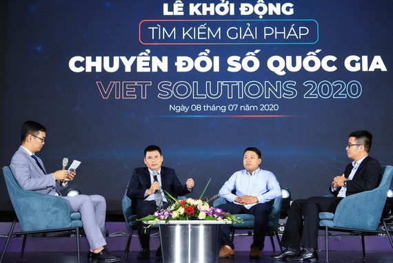 Phần giao lưu tại lễ phát động cuộc thi Viet Solutions giữa các chuyên gia lĩnh vực chuyển đổi số ở Việt Nam hiện nay. Ảnh: T.B