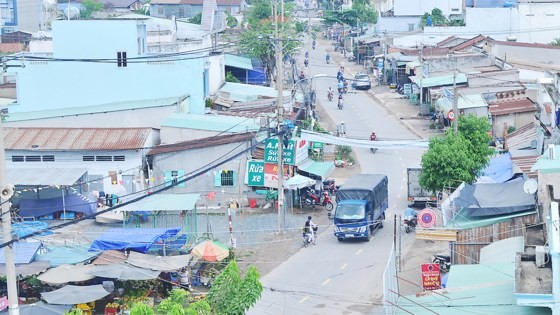 Lo Lu Street - the center of land price fever - has no sewerage system (Photo: SGGP)