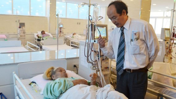 A medical worker check dialysis patient in Nguyen tri Phuong Hospital in HCMC (Photo: SGGP)