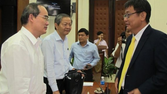 Party Secretary Nguyen Thien Nhan (1, left)  meets businessmen at the meeting (Photo: SGGP)