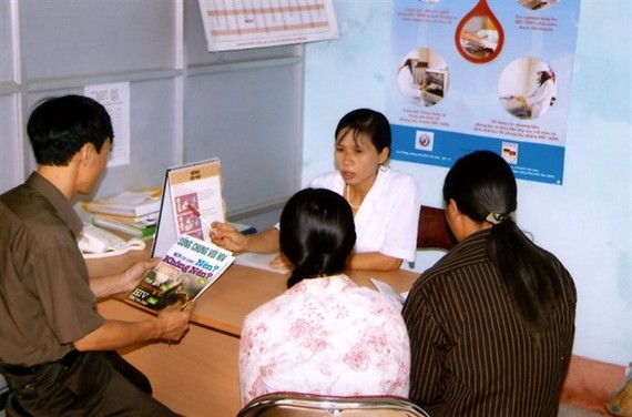HIV/AIDS patients in Ninh Binh province receive consultations from a doctor (Photo: VNA)
