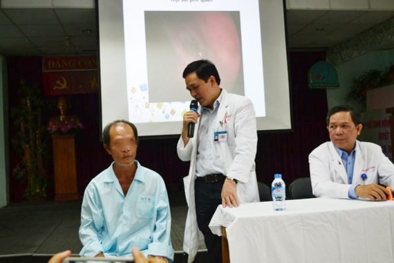 Doctors ask the man to check his condition (Photo: SGGP)