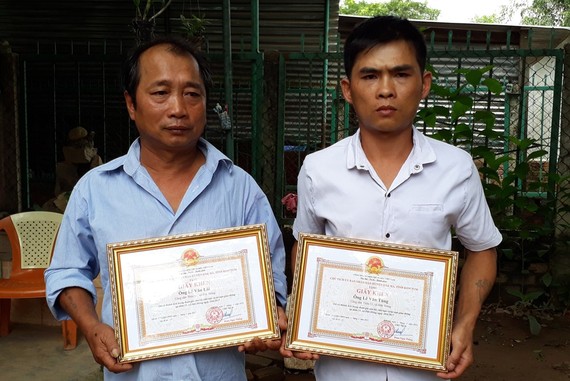 Two of locals who assist traffic accident victims are given certificates of merit (Photo: SGGP)