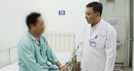 A doctor talks with  the man patient (sit) before being discharged (Photo: SGGP)