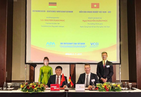 Vietjet Vice President Dinh Viet Phuong (2nd, left) and GOAL Managing Director Jochen Baltes (2nd, right) signed the contract under the witness of Vietjet President & CEO Nguyen Thi Phuong Thao (1st, left) and KGAL CEO Gert Waltenbauer (1st, right).