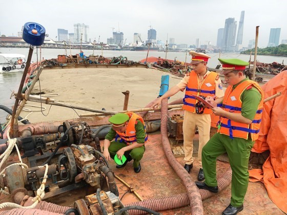 Environmental police are inspect a sand dredging boat (Photo: SGGP)