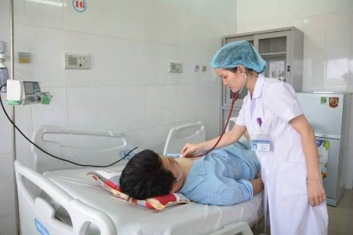 A medical worker examine the Taiwanese man after the surgery (Photo: SGGP)