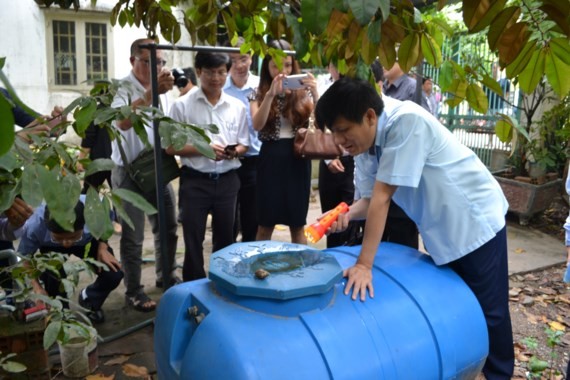 Deputy Health Minister Nguyen Thanh Long checks dengue prevention (Photo: SGGP)