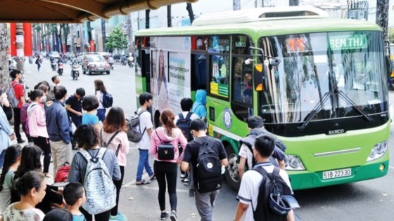 More people use bus for traveling (Photo: SGGP)