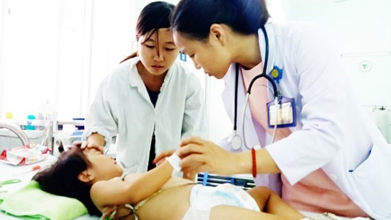 A medical worker is examining a HFM patient (Photo: SGGP)