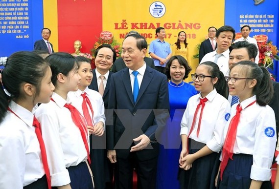President Tran Dai Quang talks to students of Trung Vuong Junior High School on September 5 (Photo: VNA)