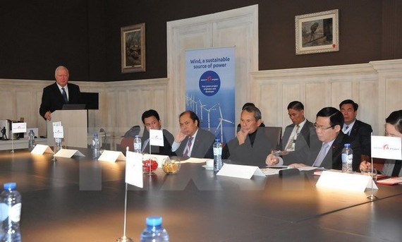 Rent-A-Port Managing Director Marc Stordiau briefs Vietnamese officials on the company's projects (Source: VNA)