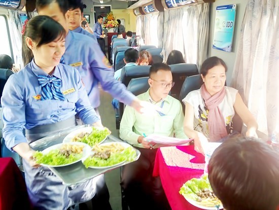 Railway staffs serve meals ( Photo: SGGP)