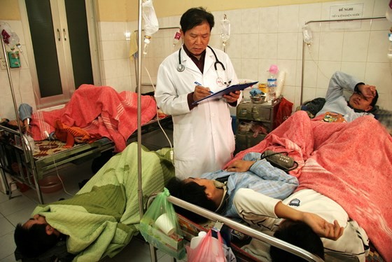 Vietnam will tackle overloaded hospitals with two or three patients in one bed (Photo: SGGP) 