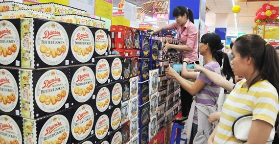 Consumers  are choosing confectioneries (Photo: SGGP)