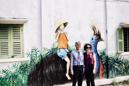 Deputy Chairman of Dong Thap Chau Hong Phuc and Ms. Rebacca Bryant in front of a wall beautified with murals (Photo: Courtesy of Australia Consulate )