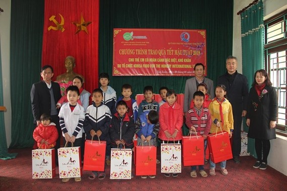KFHI Vietnam representative presents gifts to children in Vinh Phuc (Photo: baovinhphuc.com.vn)