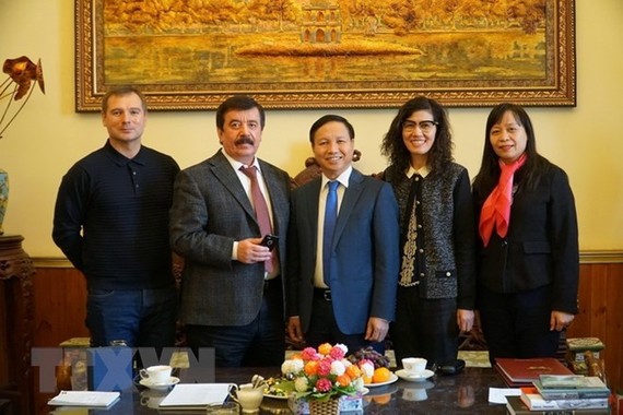 Vietnamese Ambassador Ngo Duc Manh (center) and Vice Rector of the Lomonosov Moscow State University Sergey Sakhrai (second, left) at the meeting on March 2 (Photo: VNA)