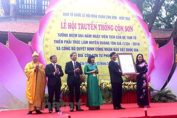 Local officials receive Prime Minister Nguyen Xuan Phuc's decision recognising the Con Son Tu Phuc Tu Bi stele in Con Son Pagoda as a national treasure (Source: VNA)