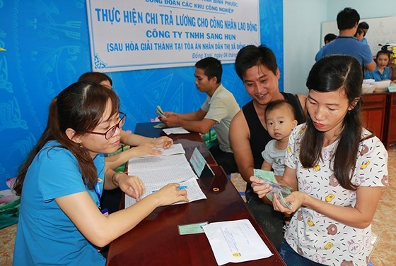 Laborers of Sang Hun Limited Company received their owed wages. Photo by Vietnam News Agency