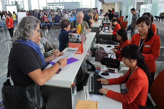 Passengers register at Jetstar Pacific's booth (Photo: SGGP)