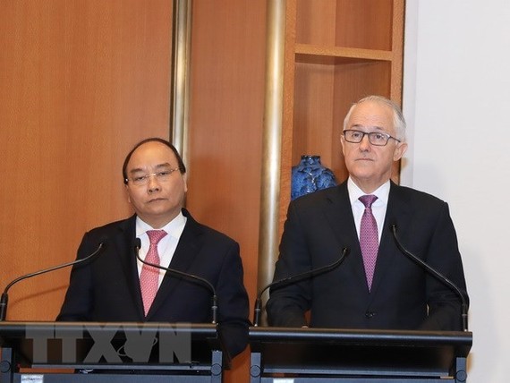 Prime Minister Nguyen Xuan Phuc (L) and his Australian counterpart Malcolm Turnbull met with the press following their talks. (Source: VNA)