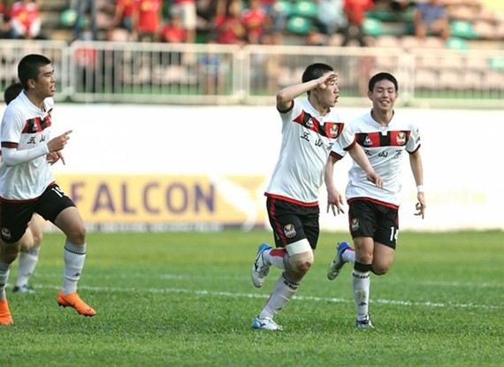 vLee Ing Yu (centre) raised the score to 2-1 for the Korean footballers (Photo: vtc.vn)