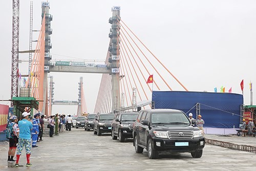 The final segments of the Bach Dang bridge connecting the northern port city of Hai Phong and the northern coastal province of Quang Ninh are joined on April 28. (Photo: VNA)