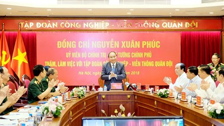 Prime Minister Nguyen Xuan Phuc delivered a speech at the working session with Viettel Group. Photo by VGP
