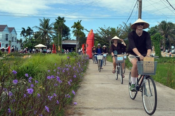 Foreign tourists enjoy an ecotourism in Quang Nam (photo: SGGP)