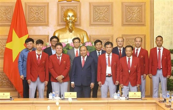 Prime Minister Nguyen Xuan Phuc poses for a photo with Vietnam's sport delegation to ASIAD 2018 (Photo: VNA)