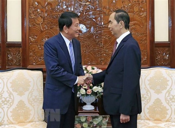 President Tran Dai Quang (R) receives visiting Vietnam-Japan and Japan-Vietnam Special Ambassador Ryotaro Sugi (Photo: VNA)