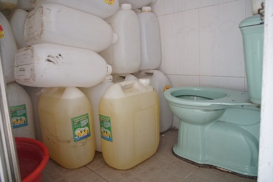 Containers of food are placed in toilet (photo: SGGP)